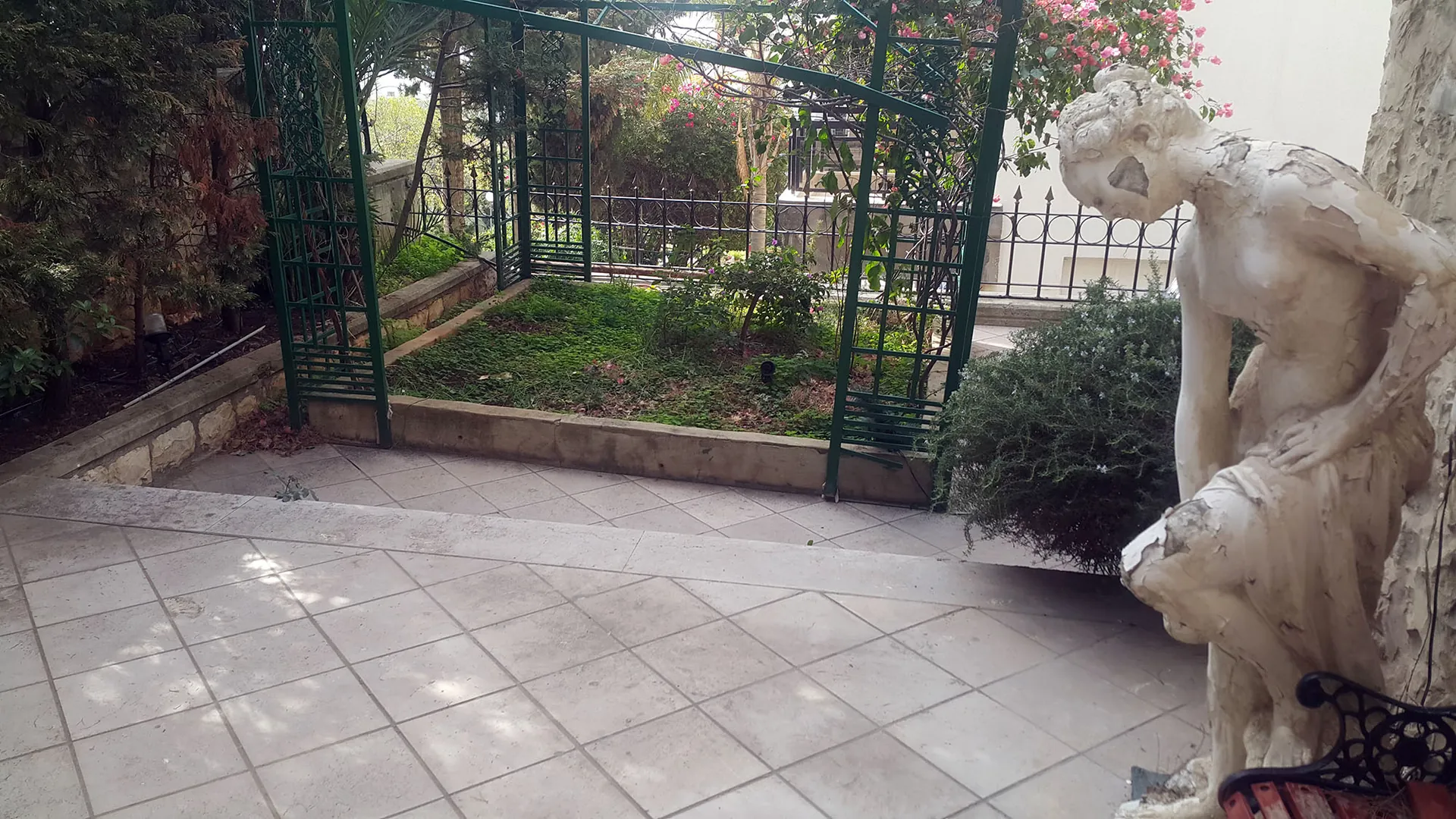 Stand-alone villa for sale in prime location of Adma — الصورة 3