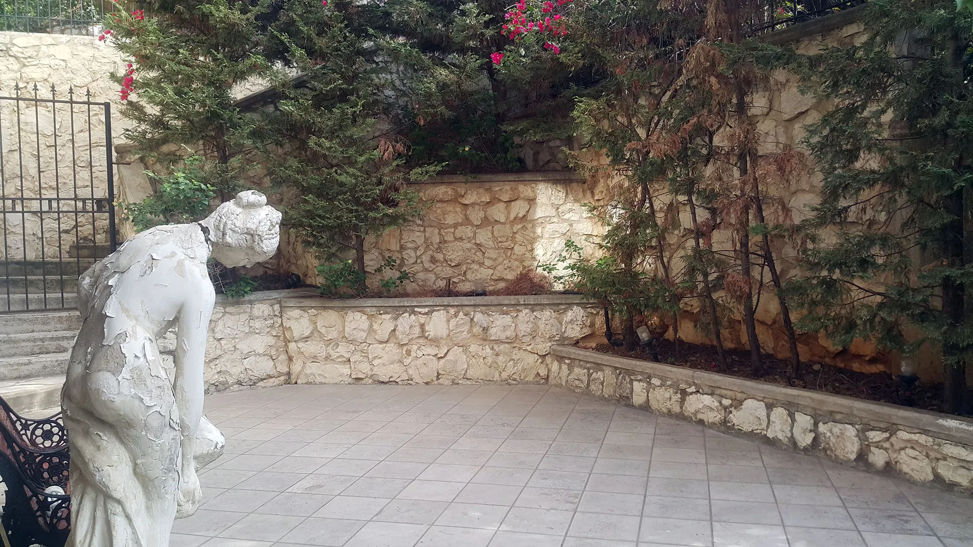 Stand-alone villa for sale in prime location of Adma — الصورة 8