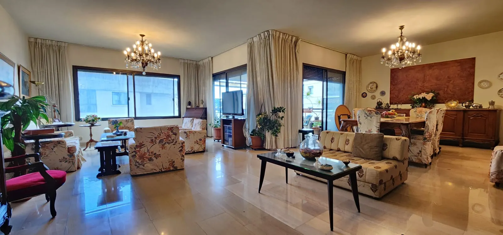 4-Bedroom Apartment Overlooking a Great Open View For Sale in Baabda — الصورة 2