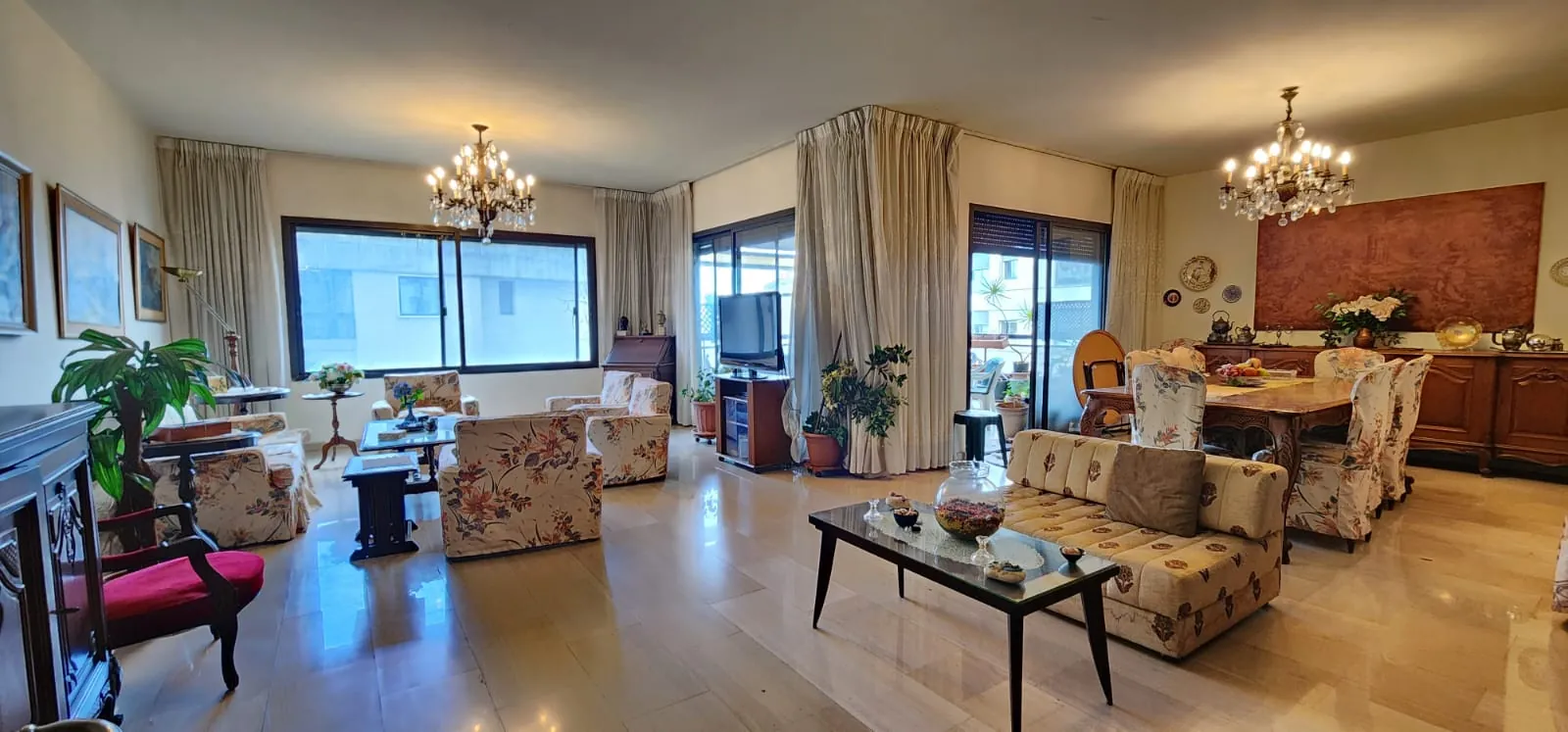 4-Bedroom Apartment Overlooking a Great Open View For Sale in Baabda — الصورة 3