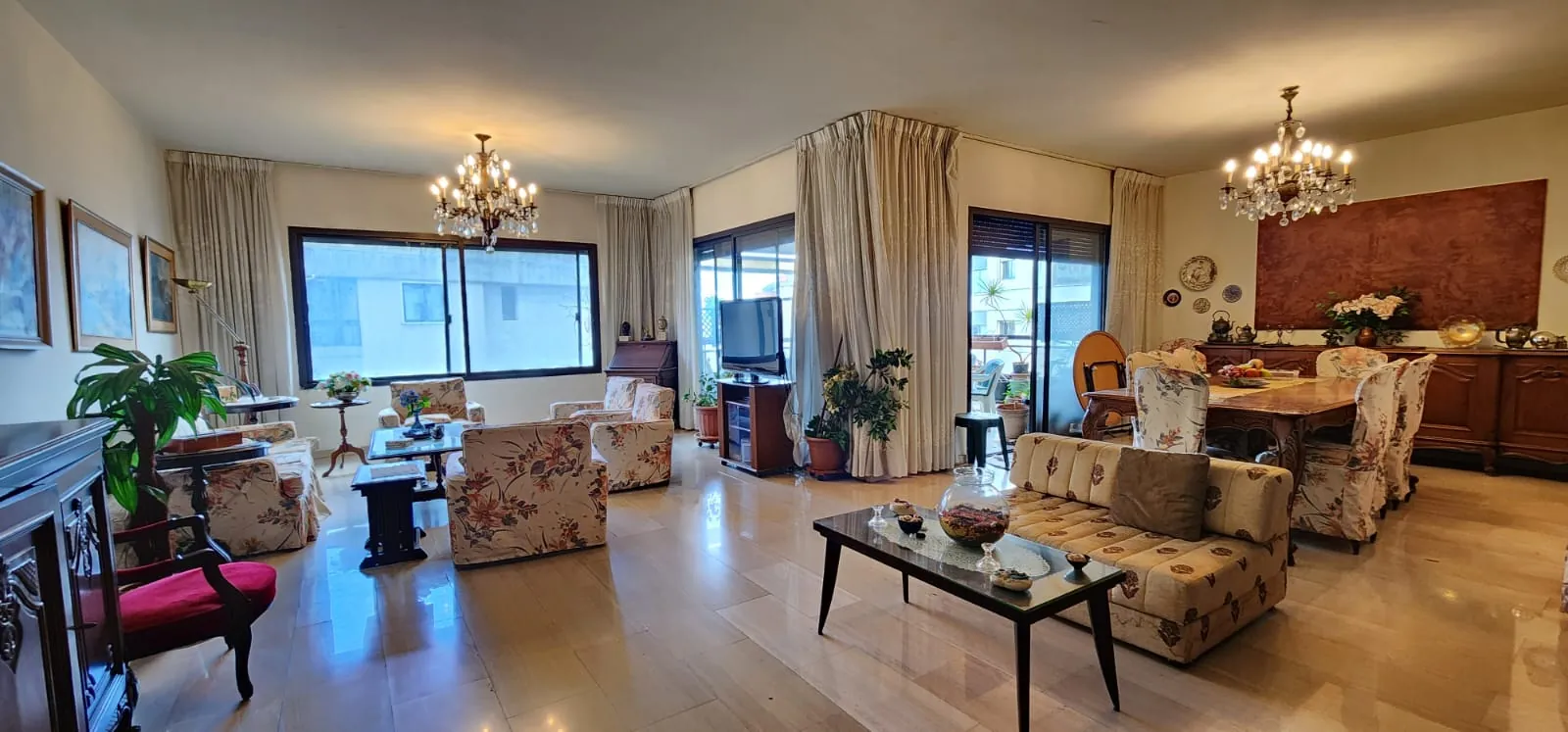 4-Bedroom Apartment Overlooking a Great Open View For Sale in Baabda — الصورة 4
