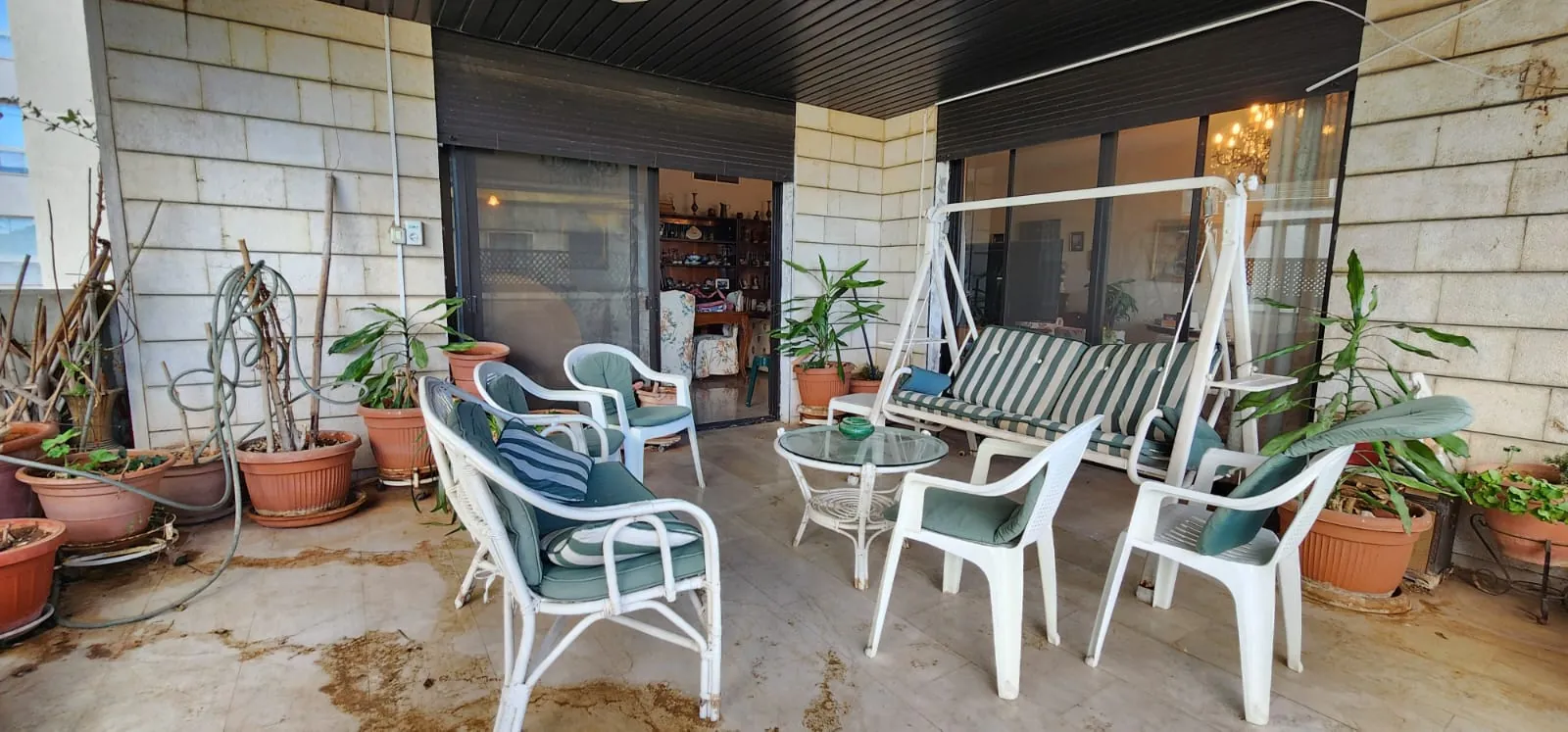 4-Bedroom Apartment Overlooking a Great Open View For Sale in Baabda — الصورة 5