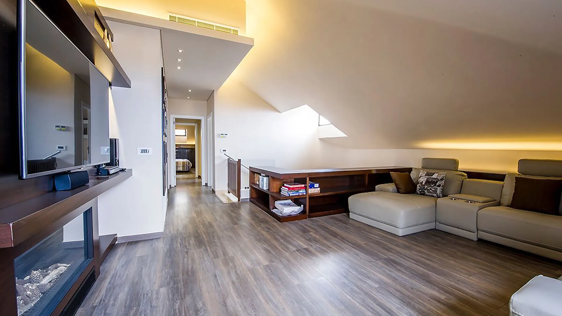 Fully Decorated & Furnished Duplex For Sale in The Heart of Bsalim — الصورة 9