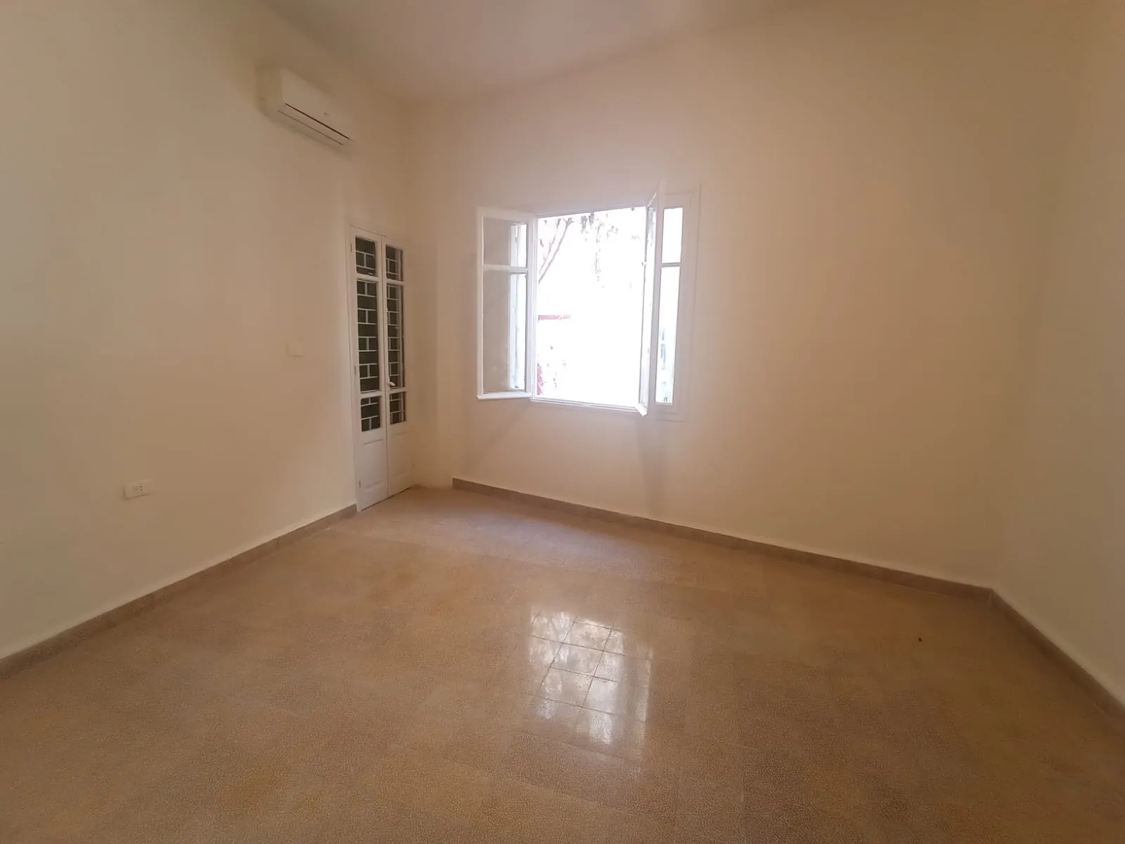 3-Bedroom Apartment For Rent In Achrafieh With Easy Access, Near Sagesse — الصورة 3