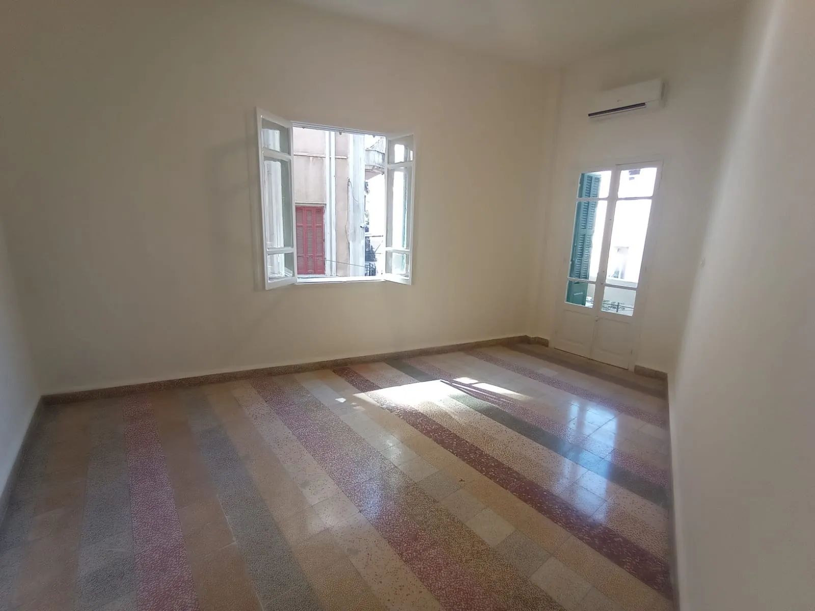 3-Bedroom Apartment For Rent In Achrafieh With Easy Access, Near Sagesse — الصورة 4