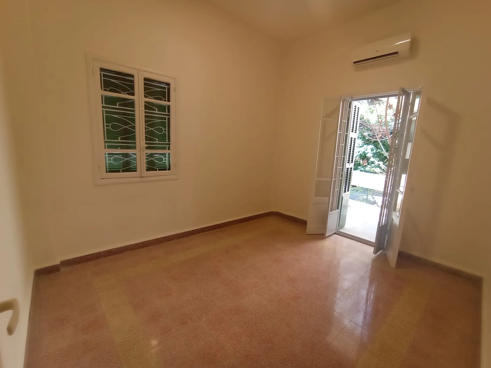 3-Bedroom Apartment For Rent In Achrafieh With Easy Access, Near Sagesse — الصورة 5