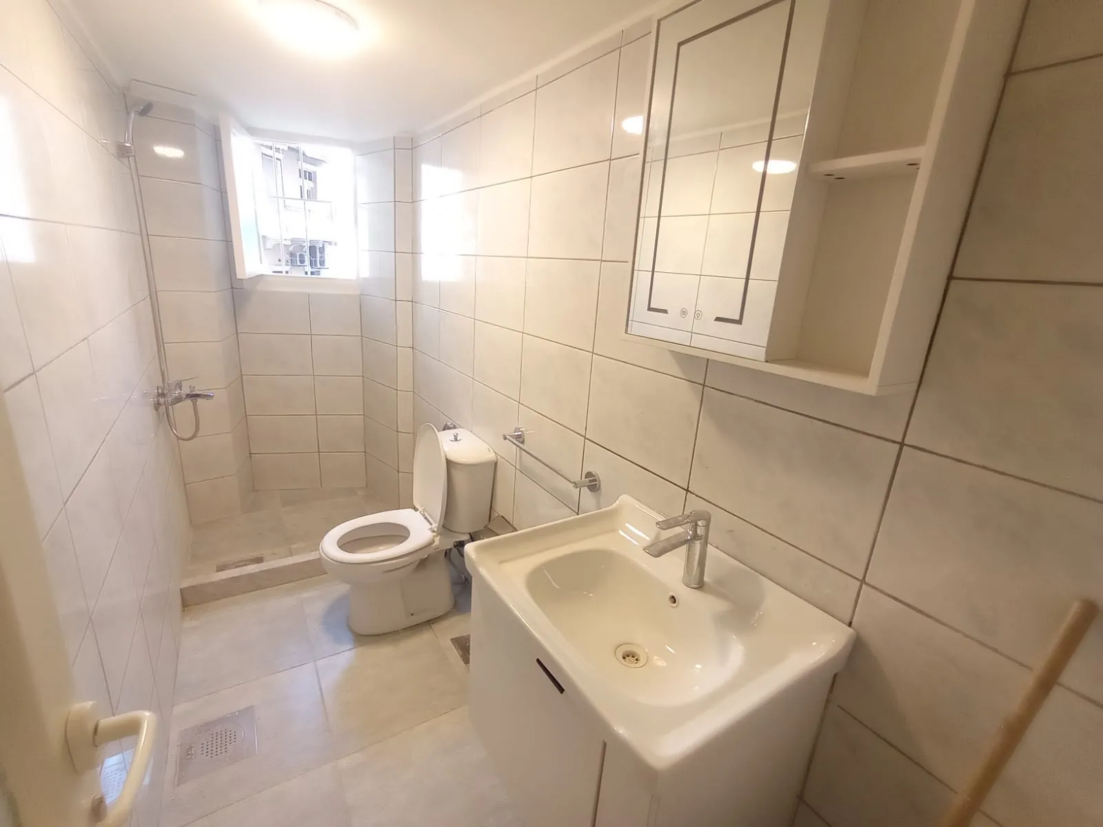 3-Bedroom Apartment For Rent In Achrafieh With Easy Access, Near Sagesse — الصورة 9