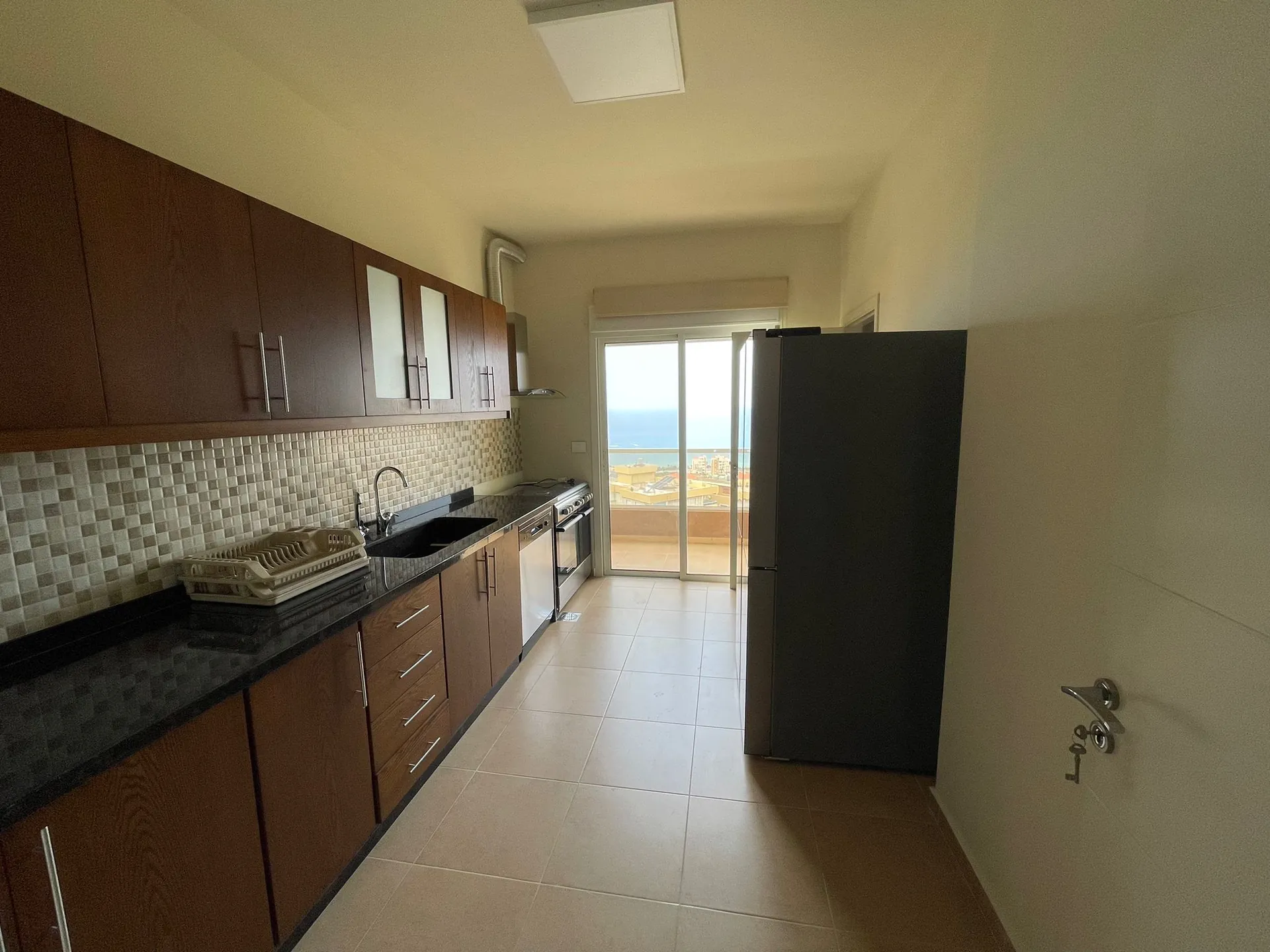 Semi-Furnished Apartment in Great Location For Rent in Jbeil, Qartaboun — الصورة 5