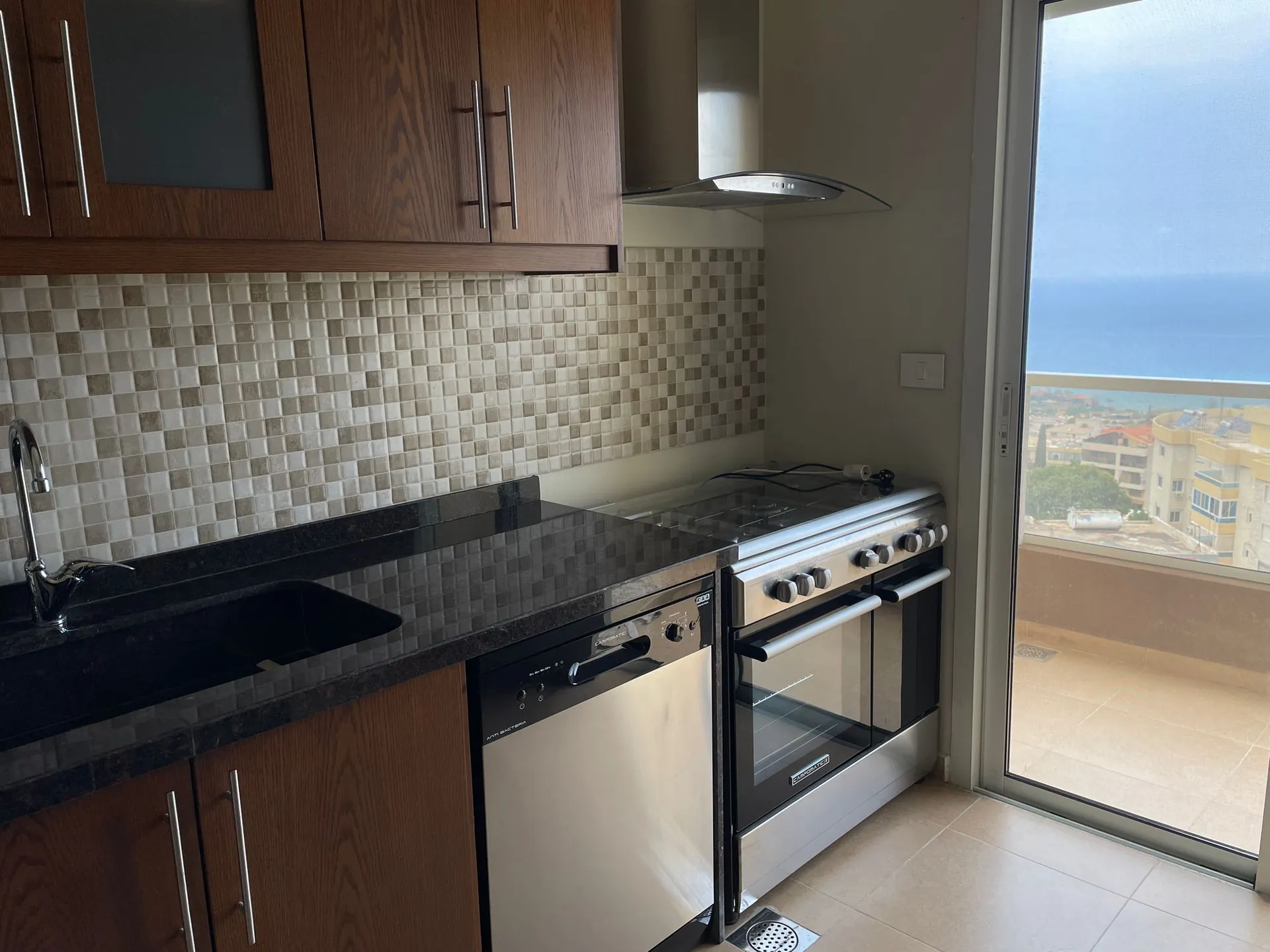 Semi-Furnished Apartment in Great Location For Rent in Jbeil, Qartaboun — الصورة 6