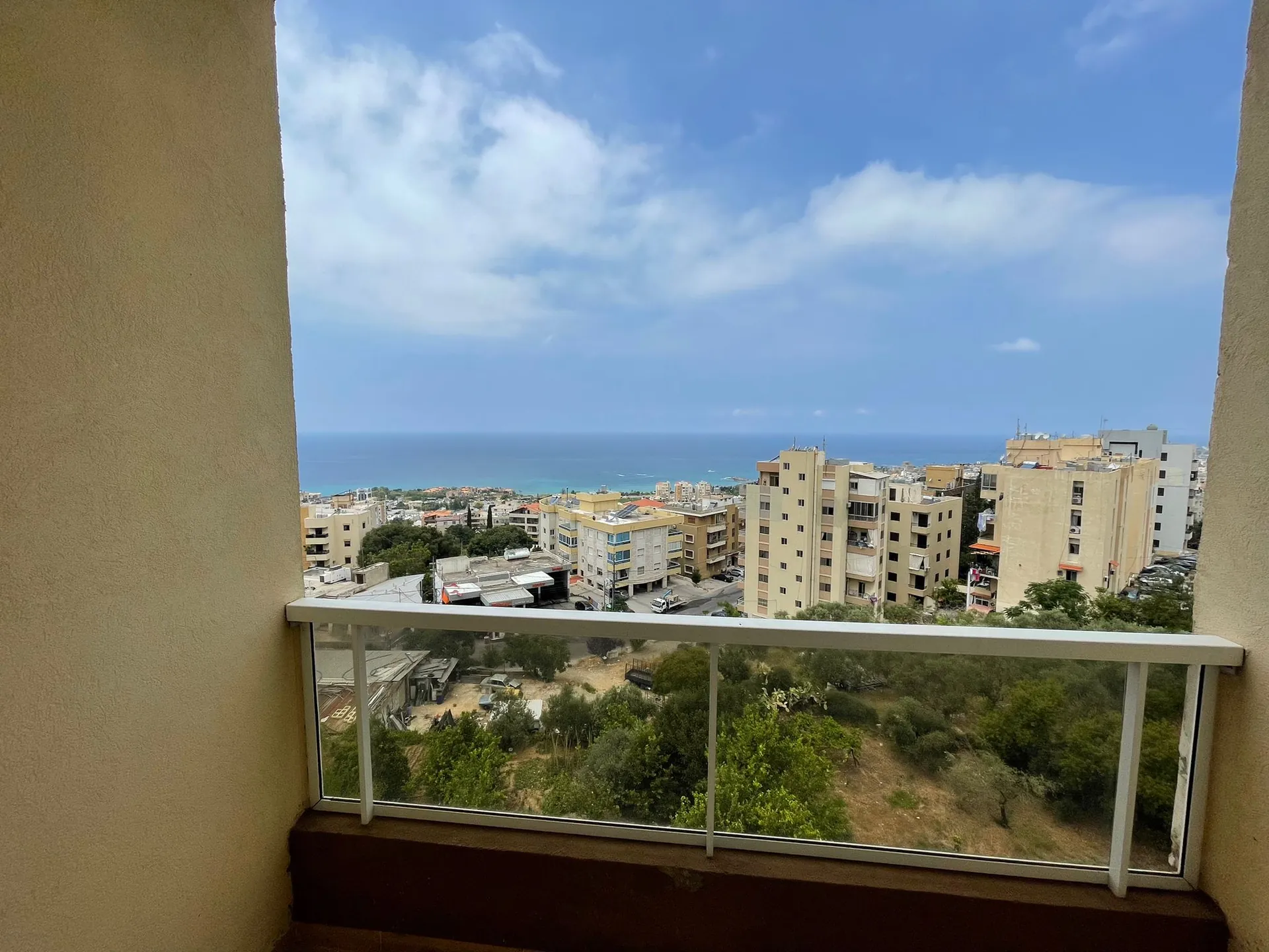 Semi-Furnished Apartment in Great Location For Rent in Jbeil, Qartaboun — الصورة 7