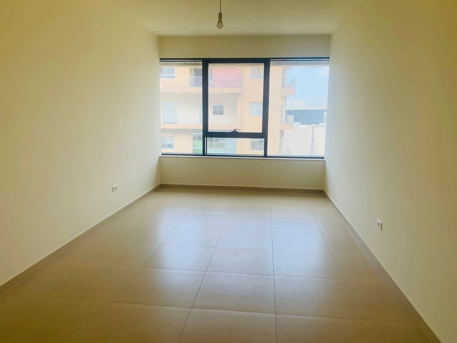 Office For Rent in Jbeil in a Brand New Center on Voie 13 — الصورة 3