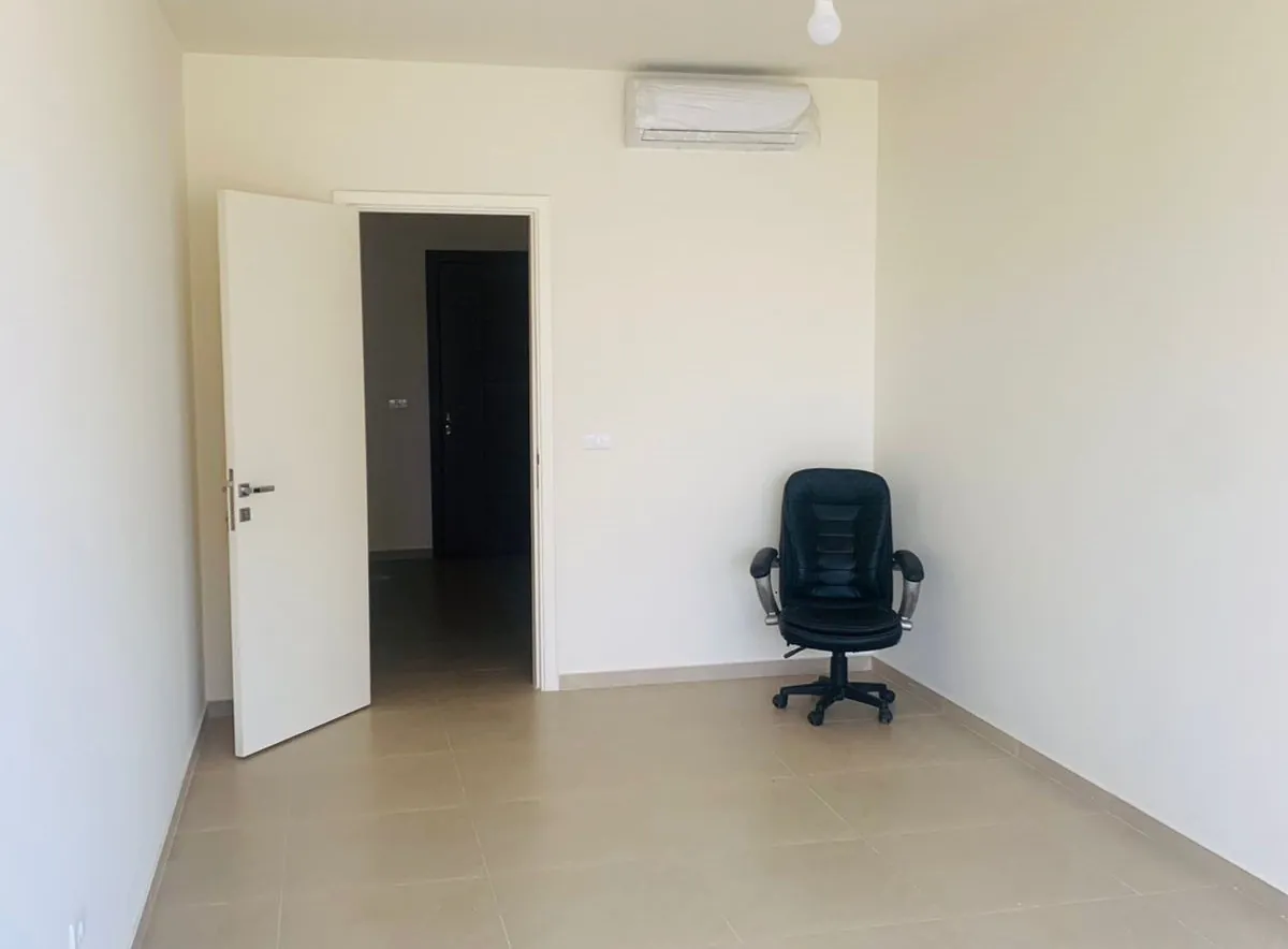 Office For Rent in Jbeil in a Brand New Center on Voie 13 — الصورة 4