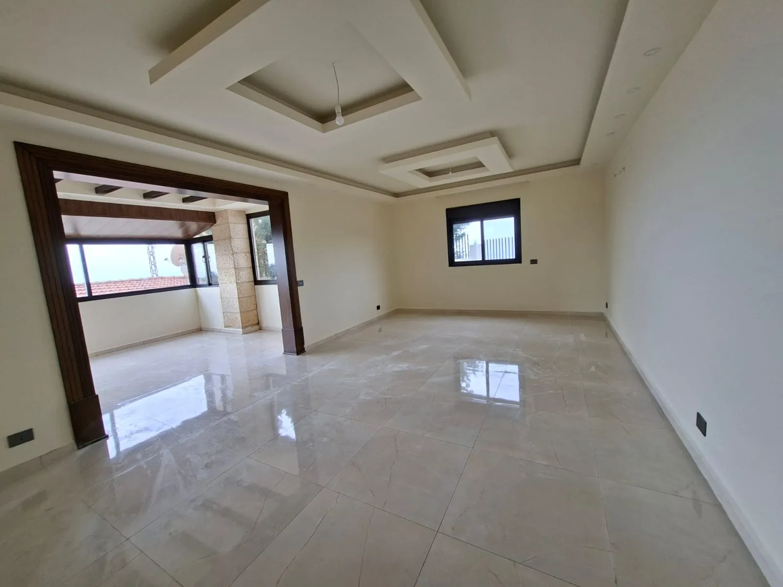Simplex Apartment For Sale In Blat with a Large Terrace — الصورة 3