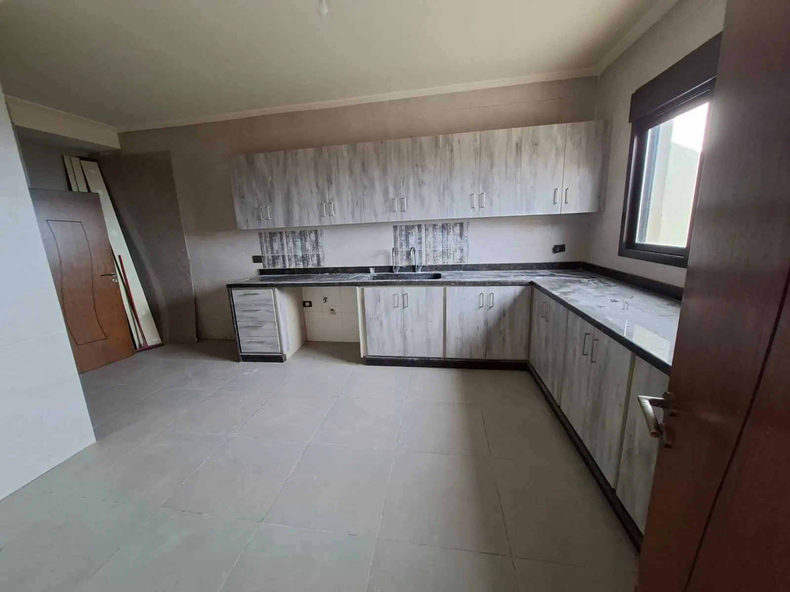 Simplex Apartment For Sale In Blat with a Large Terrace — الصورة 4