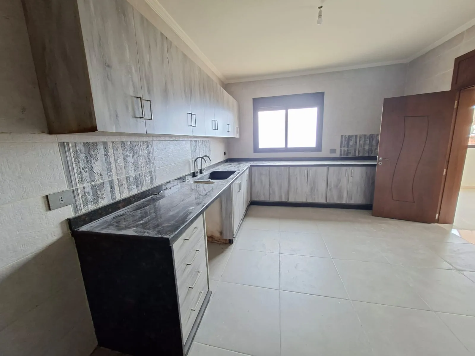 Simplex Apartment For Sale In Blat with a Large Terrace — الصورة 5