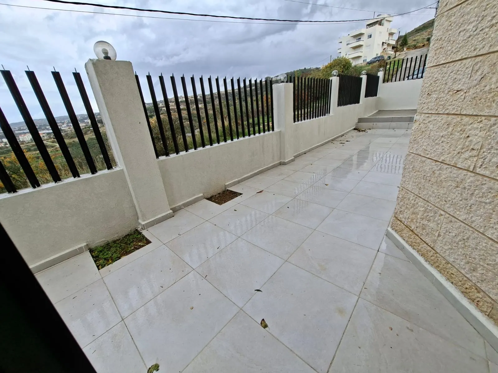 Simplex Apartment For Sale In Blat with a Large Terrace — الصورة 6