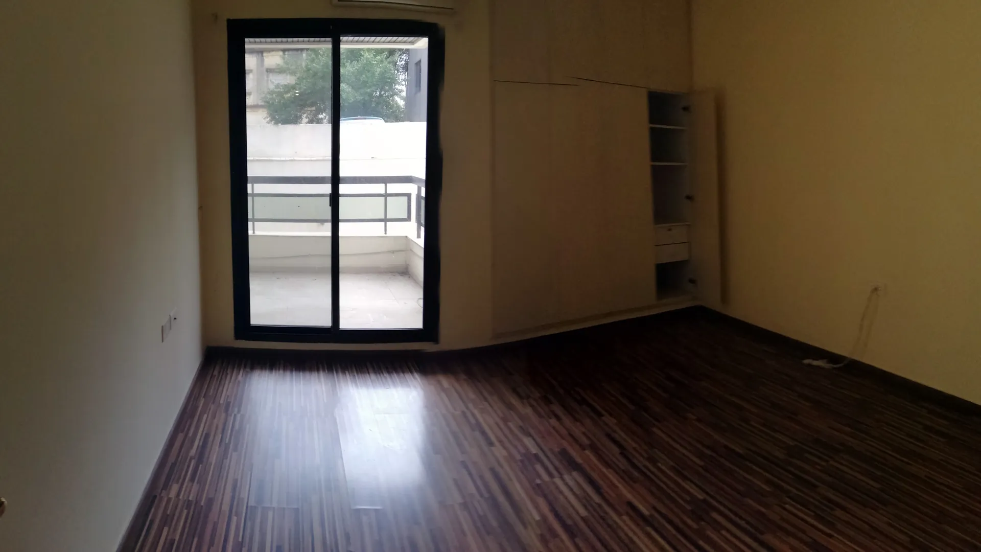 Semi Furnished Deluxe Apartment For Rent In Achrafieh Near Sassine — الصورة 5