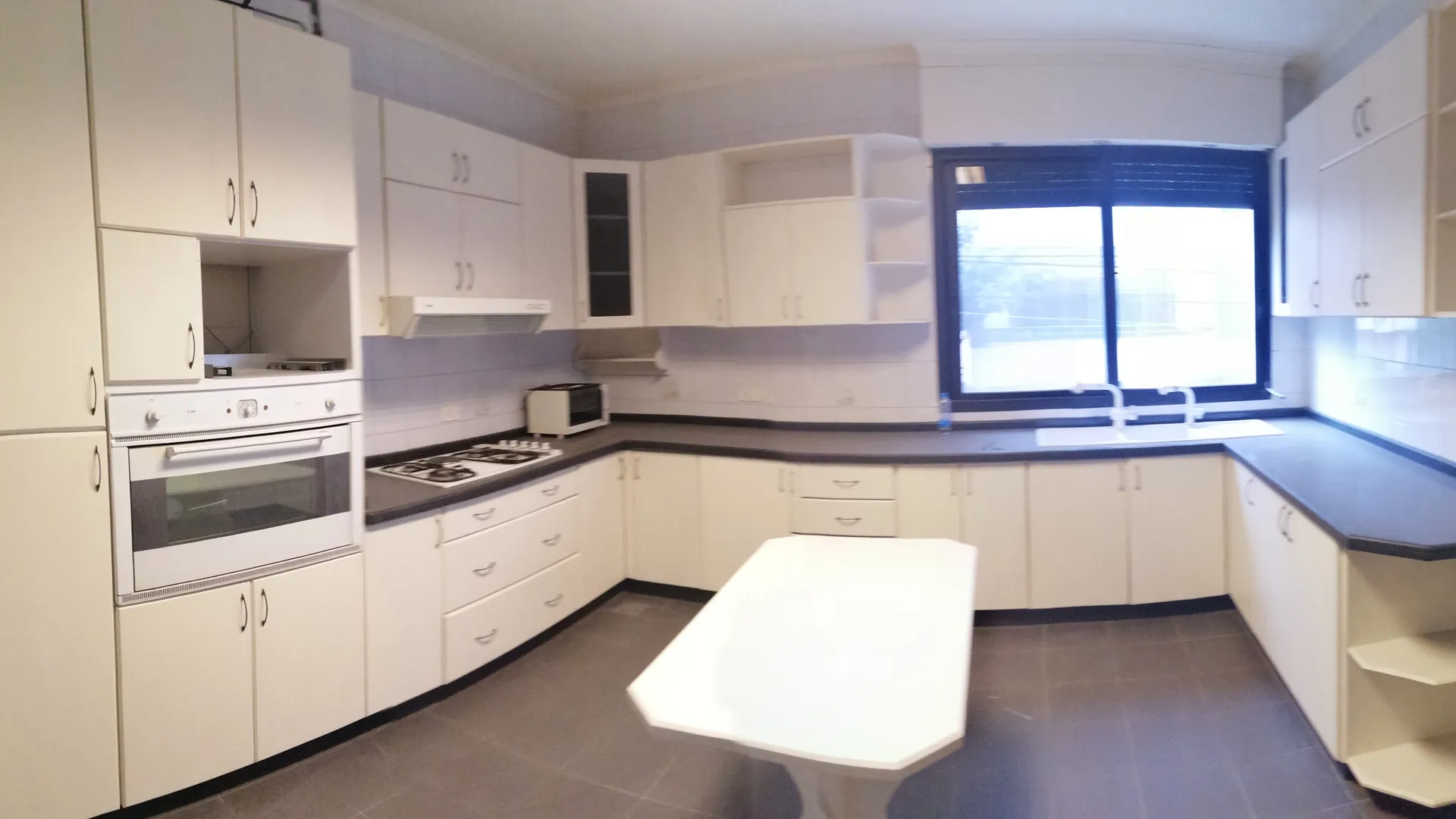 Semi Furnished Deluxe Apartment For Rent In Achrafieh Near Sassine — الصورة 6