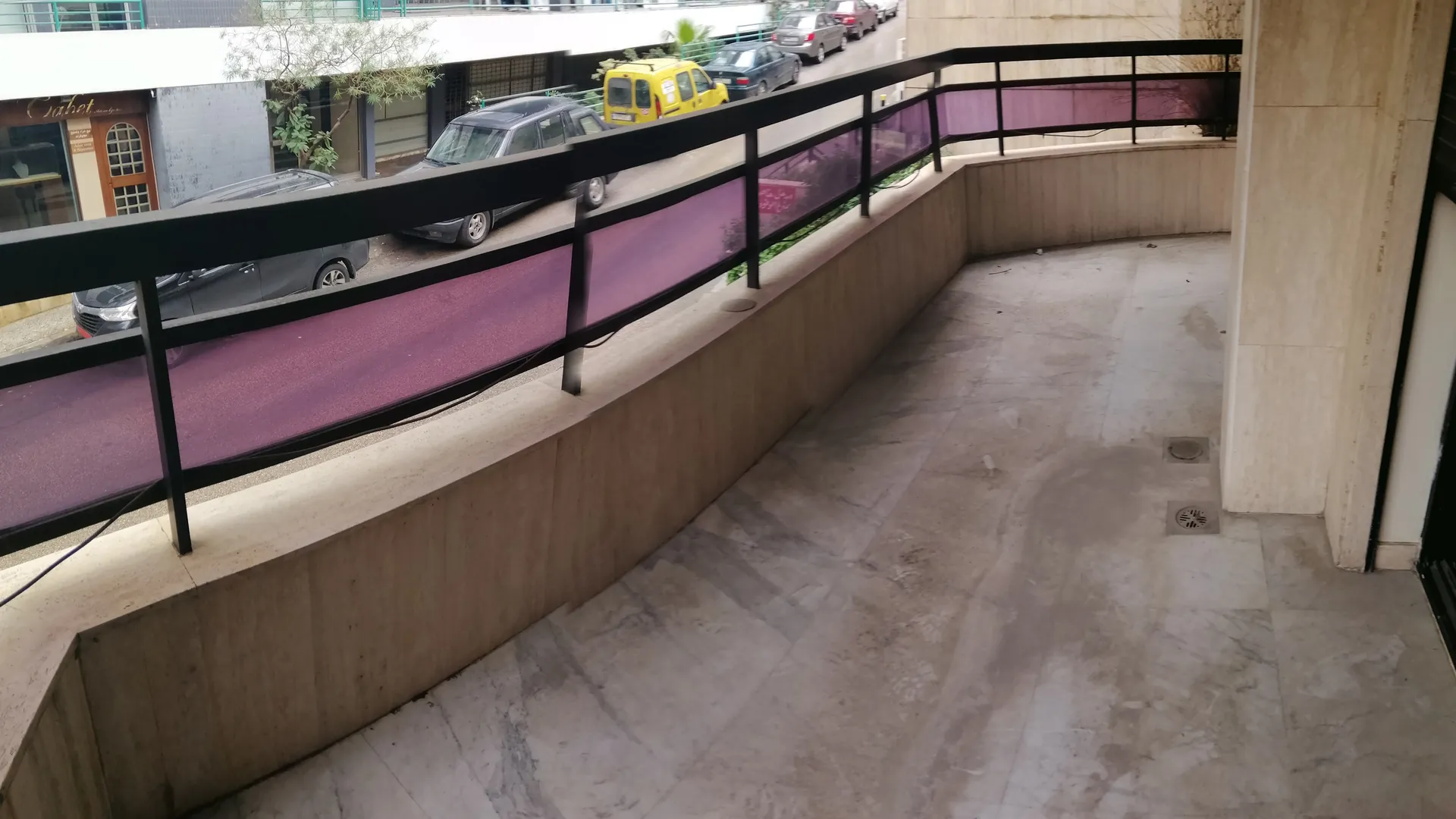 Semi Furnished Deluxe Apartment For Rent In Achrafieh Near Sassine — الصورة 8