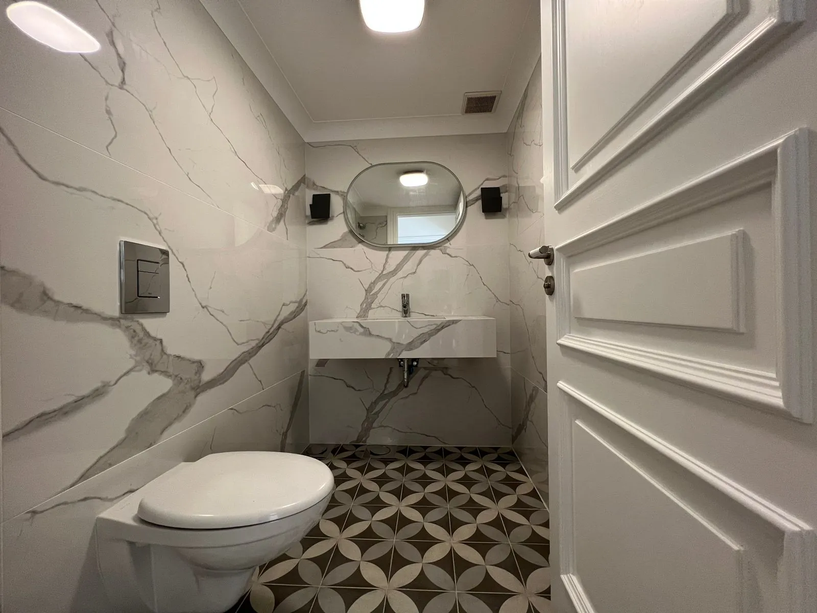 High-End Apartment For Rent in the Golden Area of Achrafieh Carré D'or — الصورة 10