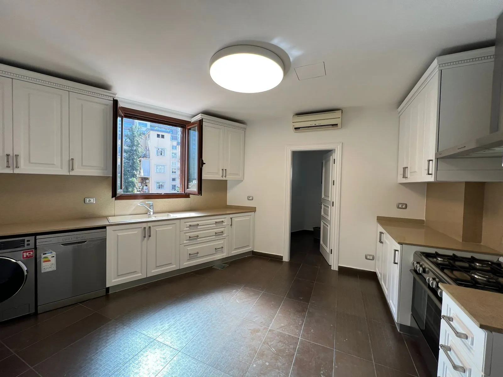 High-End Apartment For Rent in the Golden Area of Achrafieh Carré D'or — الصورة 2