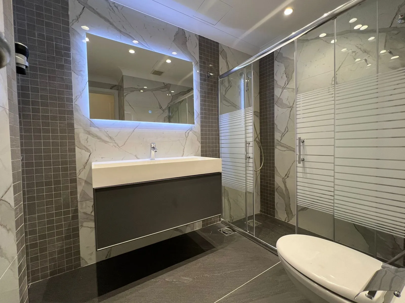 High-End Apartment For Rent in the Golden Area of Achrafieh Carré D'or — الصورة 7