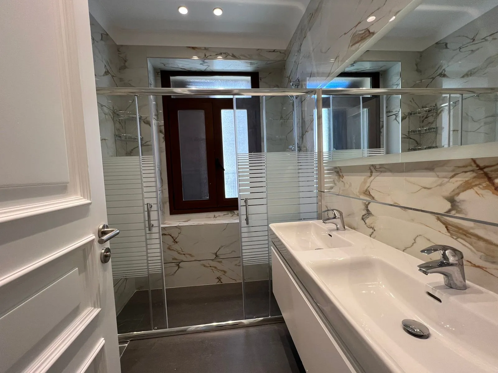 High-End Apartment For Rent in the Golden Area of Achrafieh Carré D'or — الصورة 8