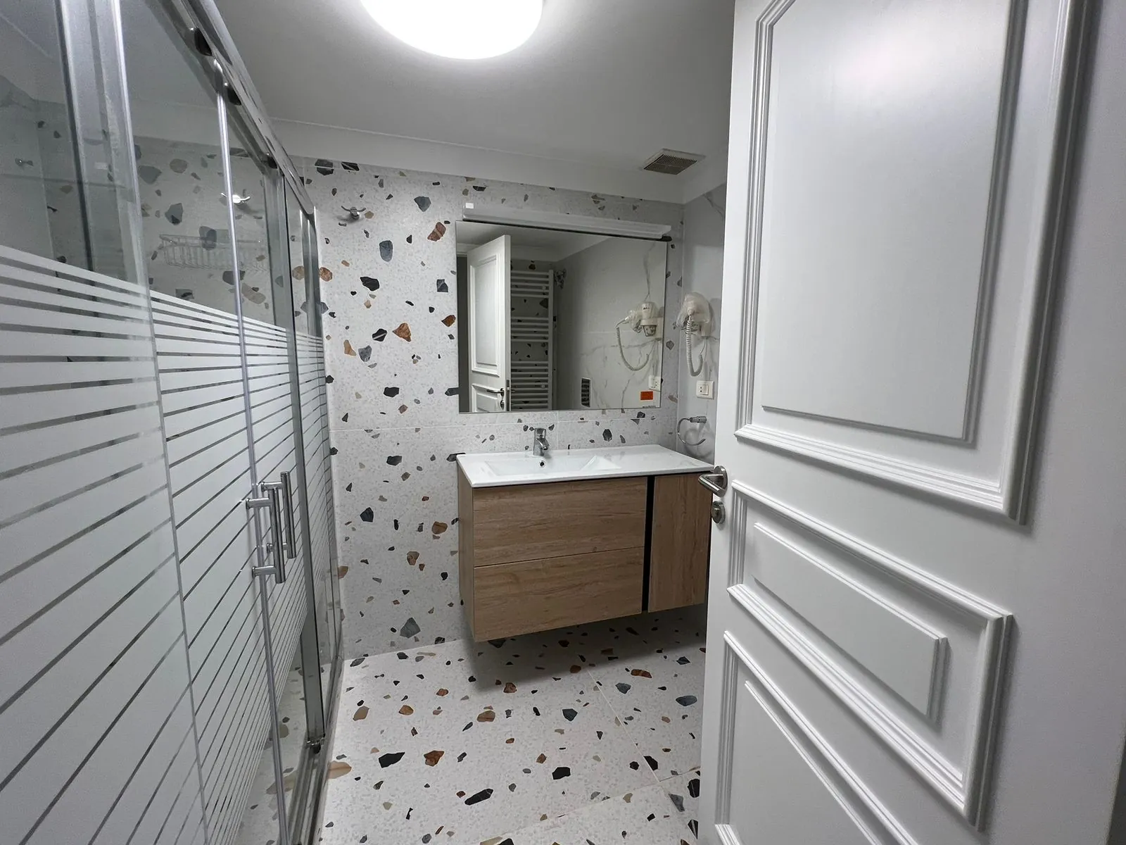 High-End Apartment For Rent in the Golden Area of Achrafieh Carré D'or — الصورة 9