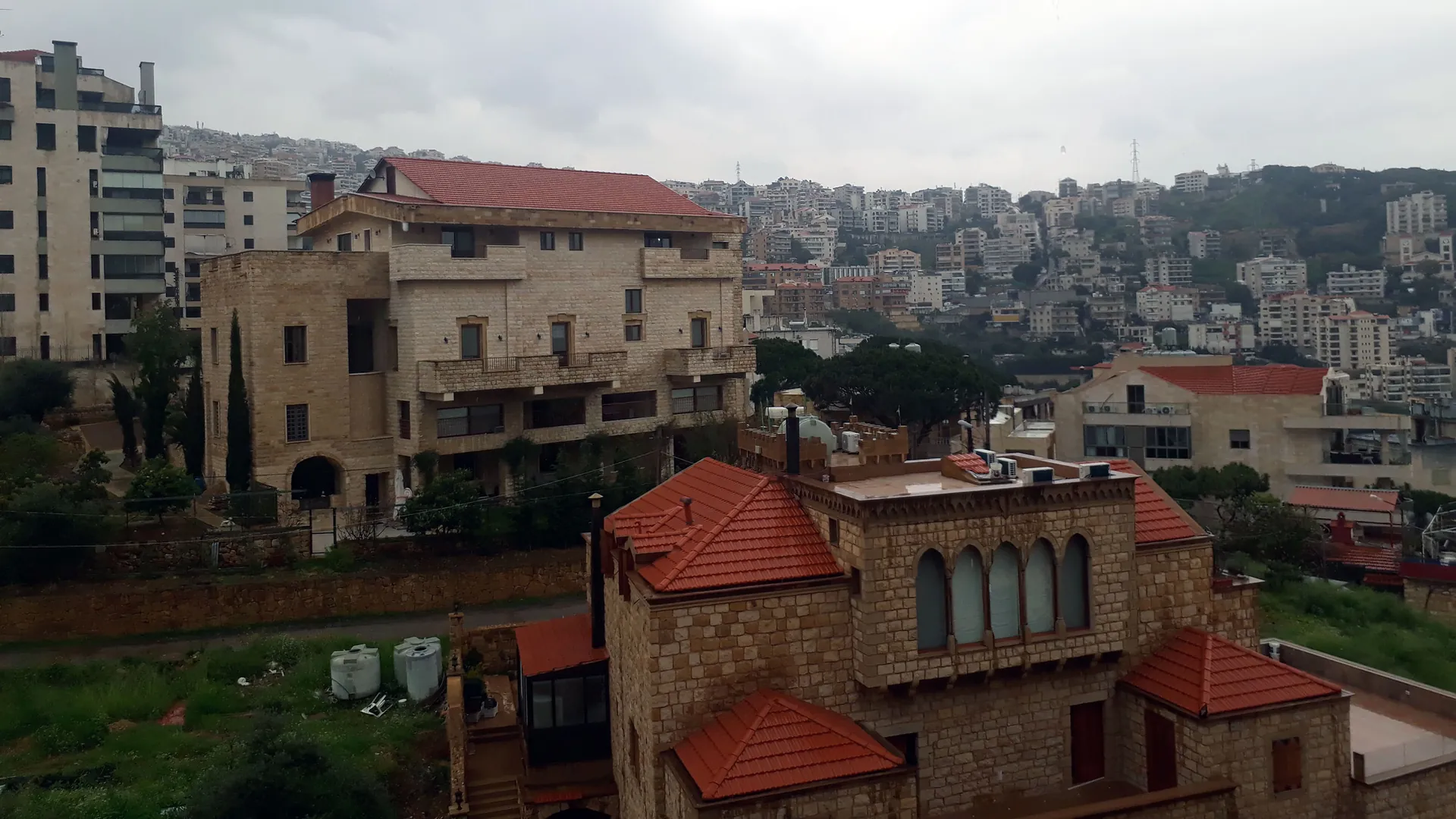 Hot Deal !! Large Apartment For Sale in Beit Chaar with a Nice View — الصورة 9