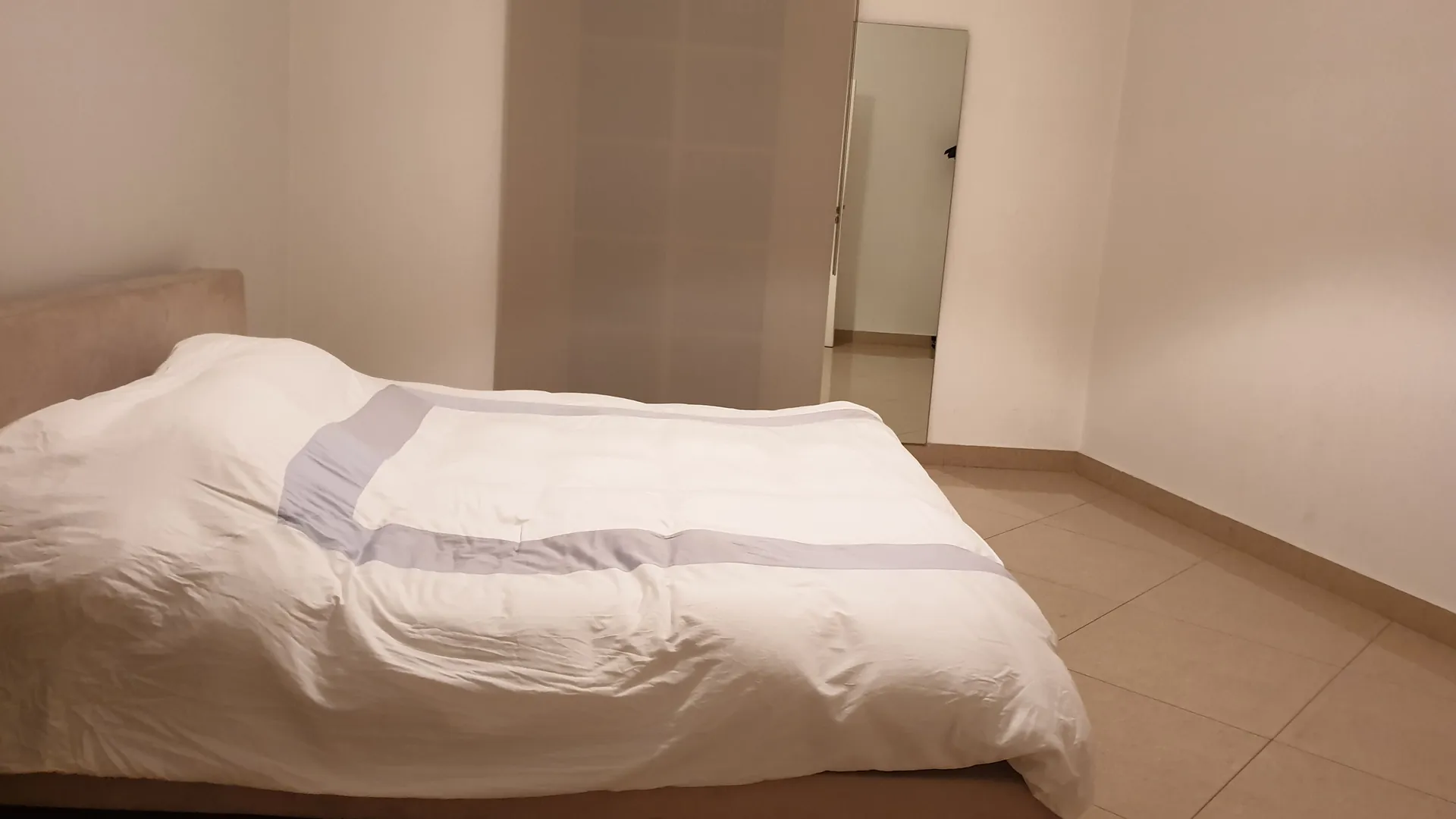Unfurnished 3-Bedroom Apartment For Rent in Saifi Village — الصورة 6