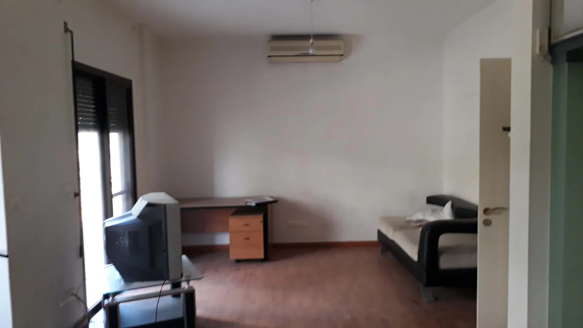 Well Located Apartment For Rent in a calm area of Bsalim — الصورة 10