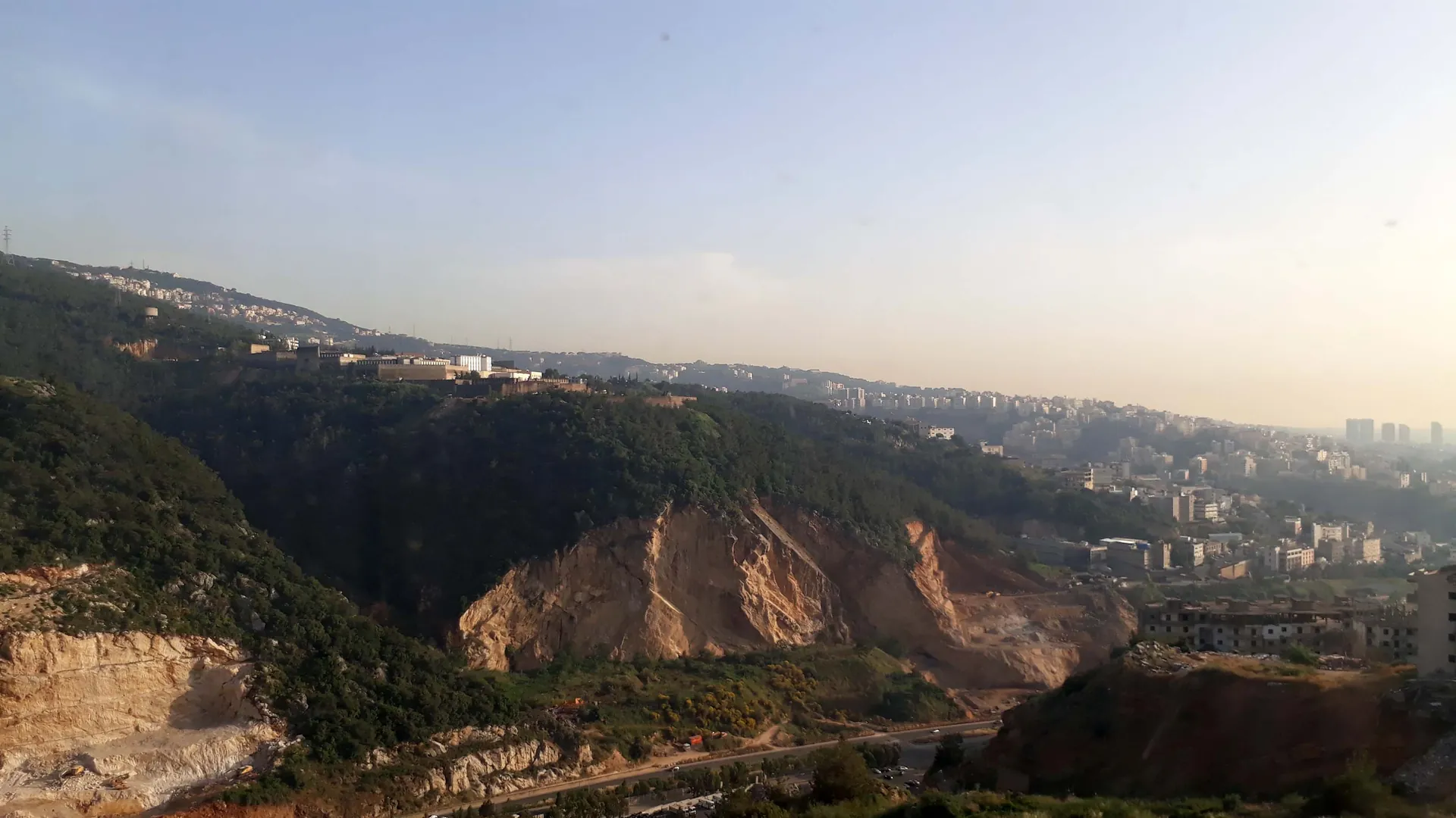 Well Located Apartment For Rent in a calm area of Bsalim — الصورة 5