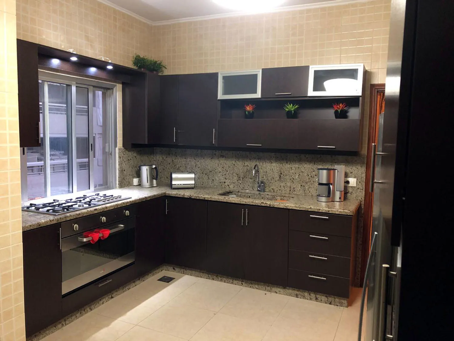 Fully Decorated and Furnished Apartment For Sale in Zouk Mosbeh — الصورة 7