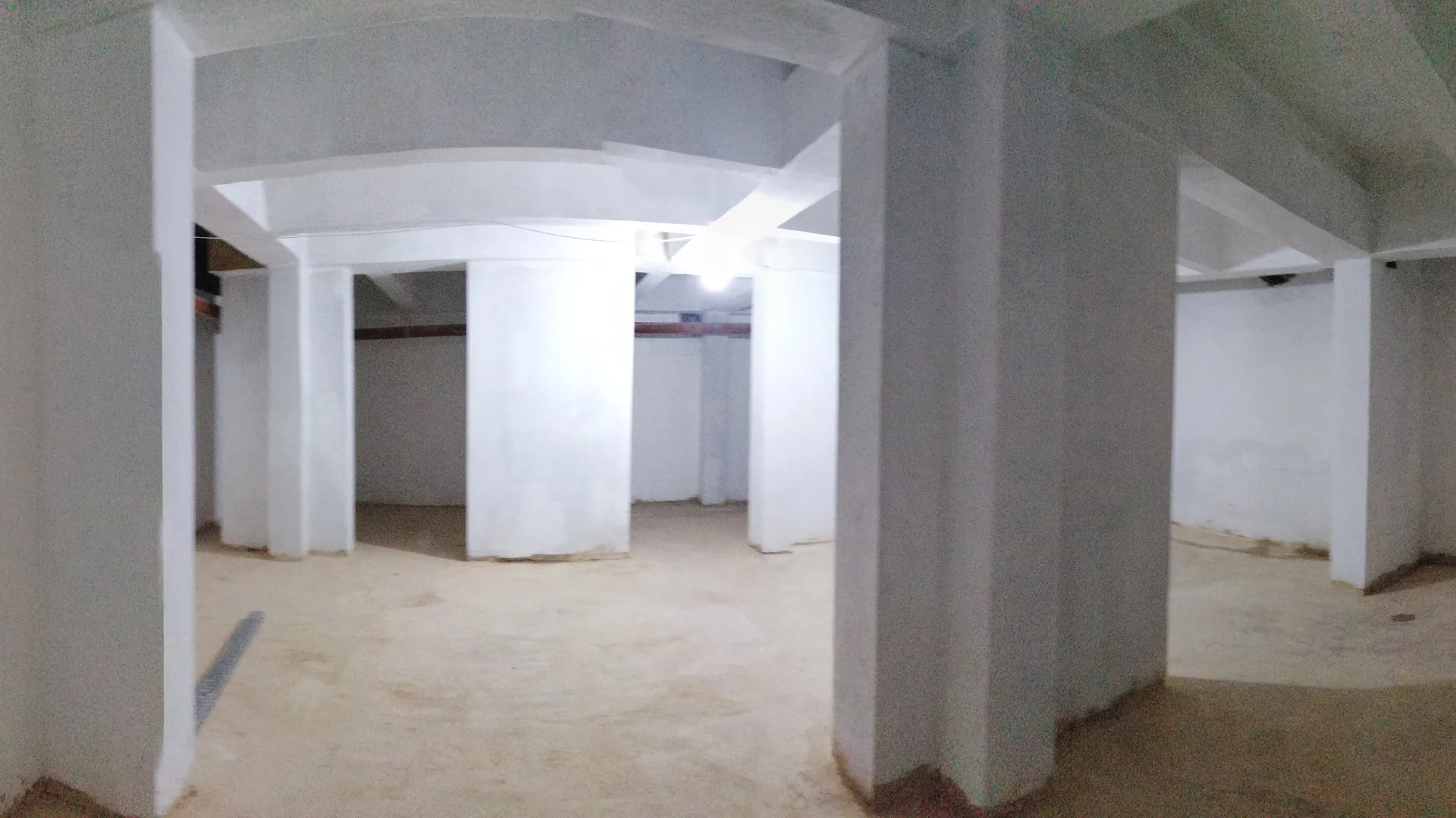 Spacious Warehouse For Rent in Mar Mikhael — الصورة 2