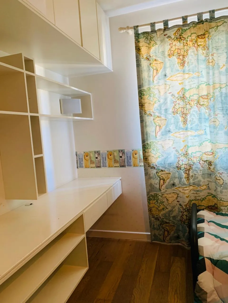 Fully Furnished Bright Apartment For Rent in Achrafieh — الصورة 2