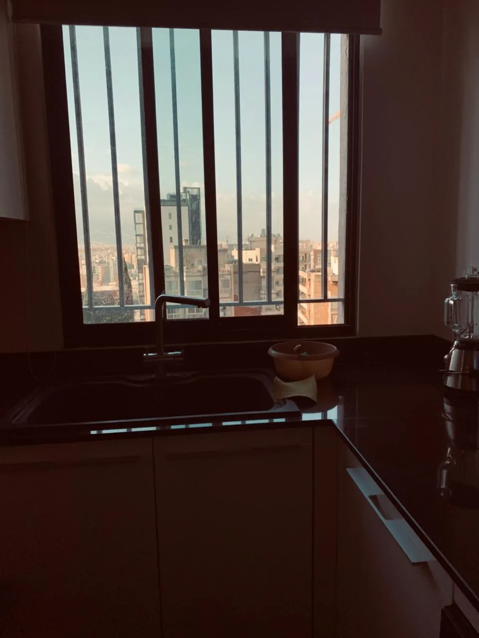 Fully Furnished Bright Apartment For Rent in Achrafieh — الصورة 8