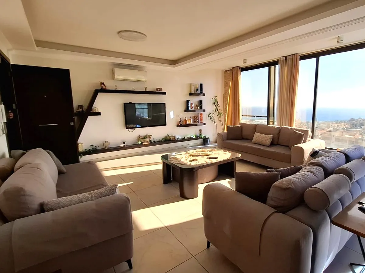 Apartment for Sale in Aamchit Benefits From An Open Sea View — الصورة 2