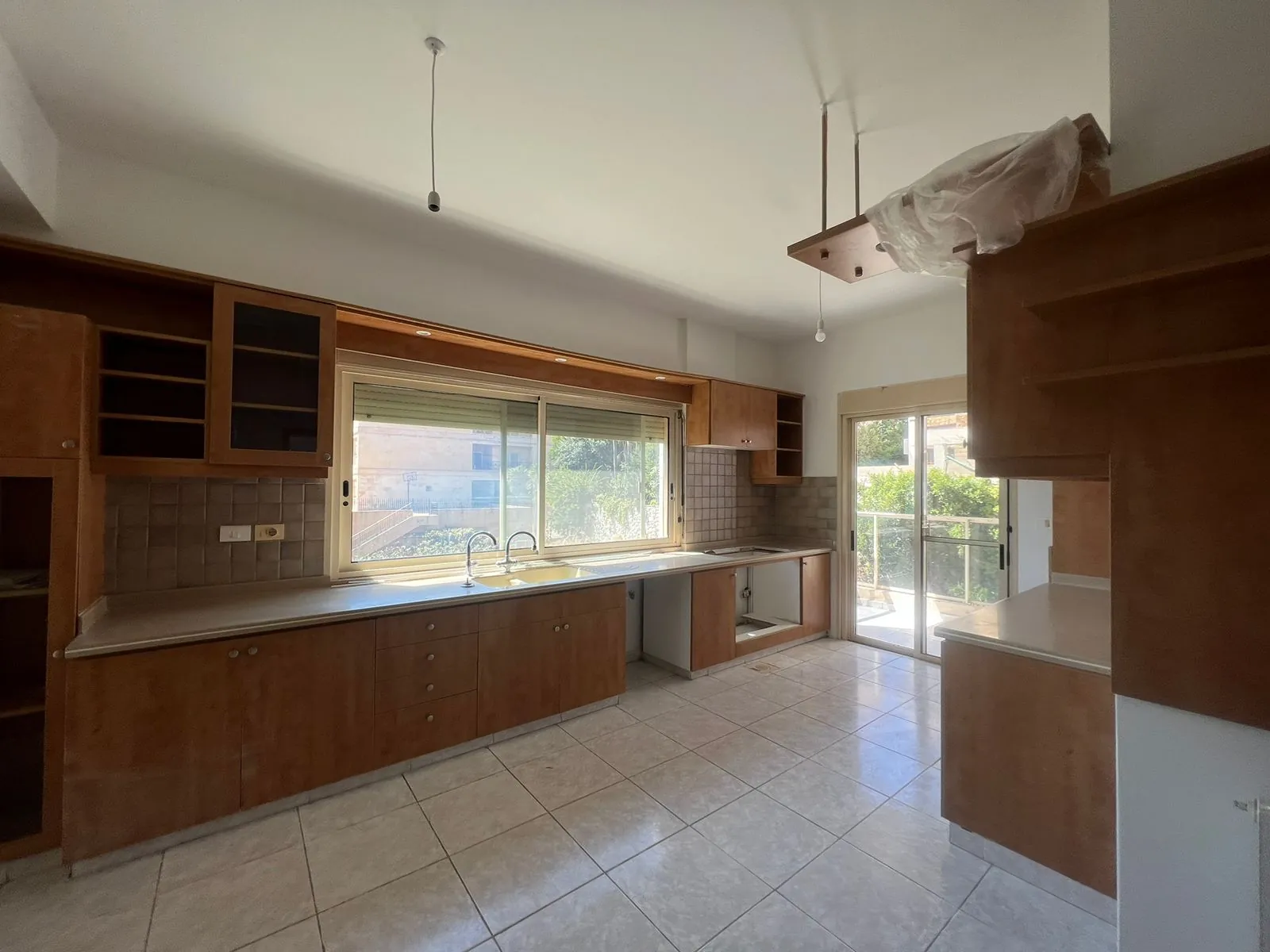 Spacious Apartment for Rent With Breathtaking View In Prime Location In Adma — الصورة 5