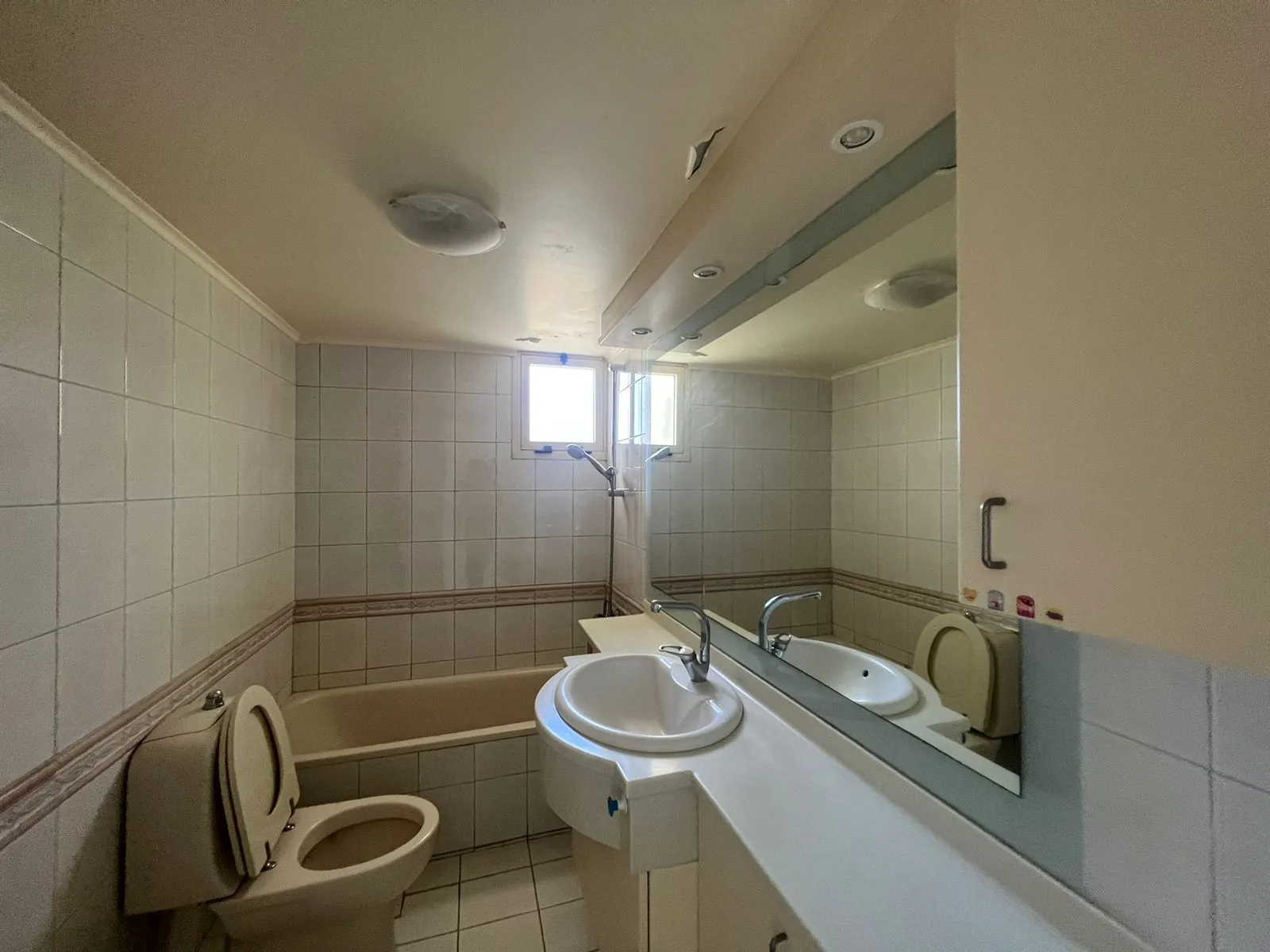 Spacious Apartment for Rent With Breathtaking View In Prime Location In Adma — الصورة 7