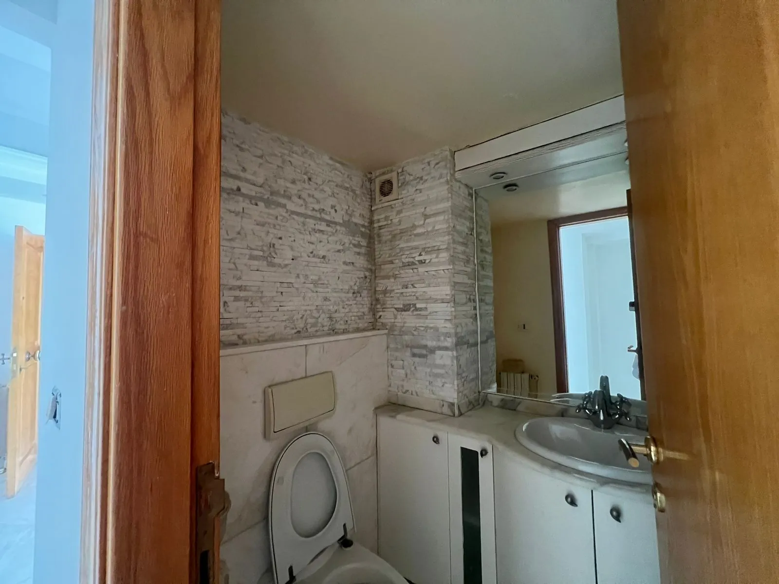 Spacious Apartment for Rent With Breathtaking View In Prime Location In Adma — الصورة 8