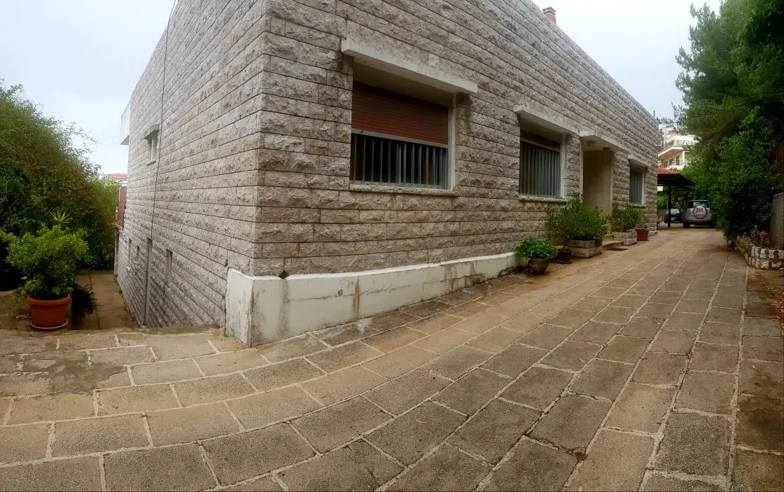 Individual House for Sale in Ballouneh Surrounded with Garden & Terrace — الصورة 6