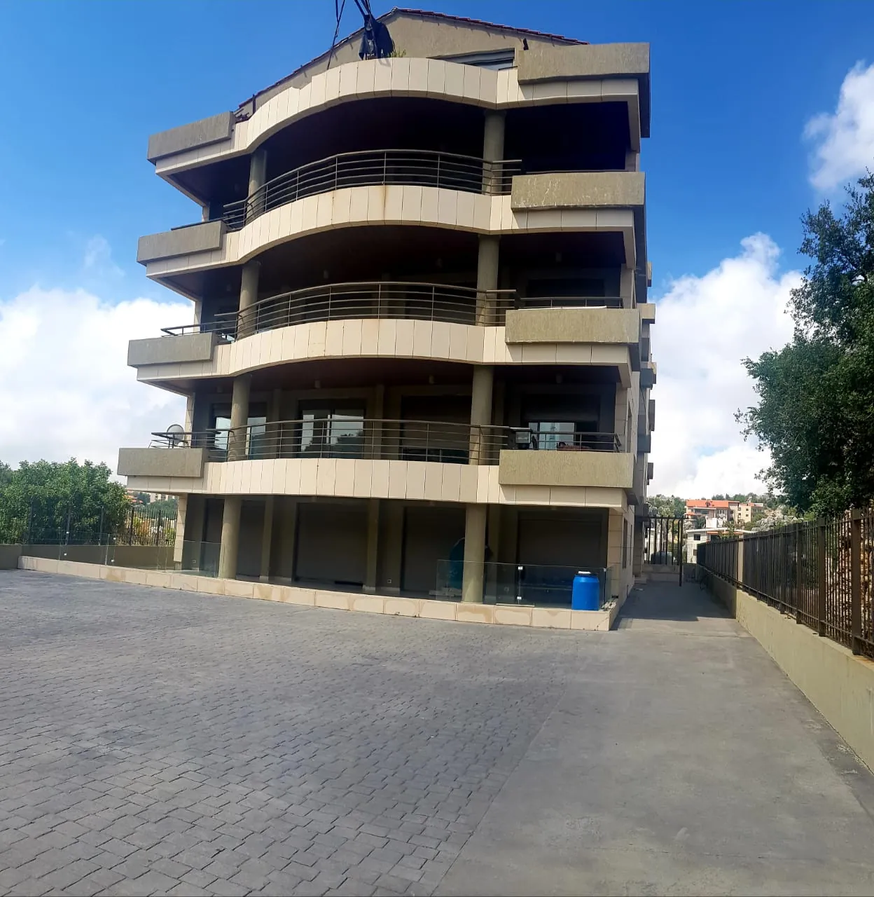 Building for Sale in Faytroun