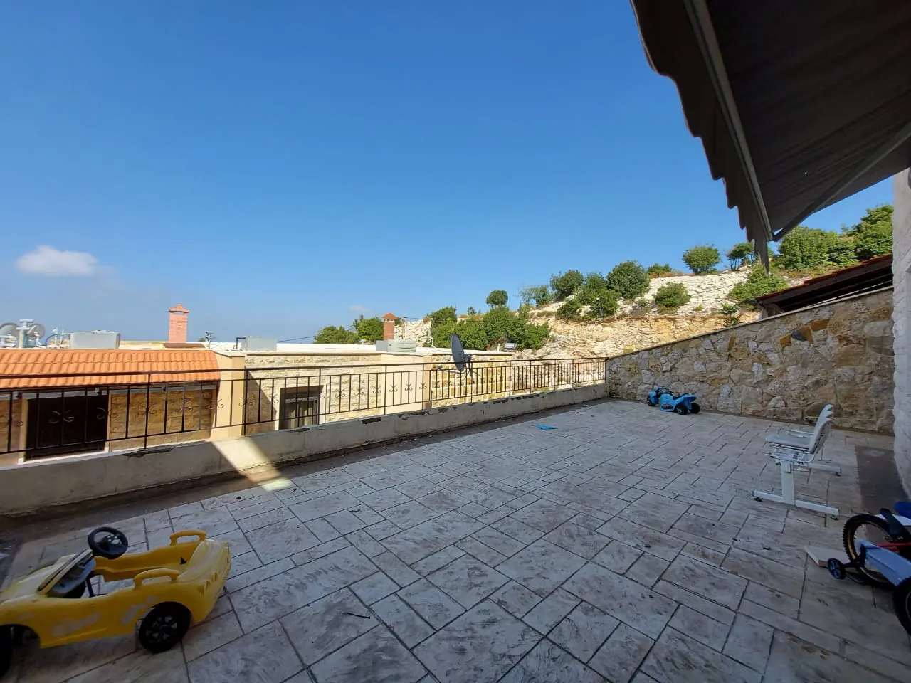 Fully Furnished & Decorated Apartment for Sale in Ehmej Near St Charbel — الصورة 3