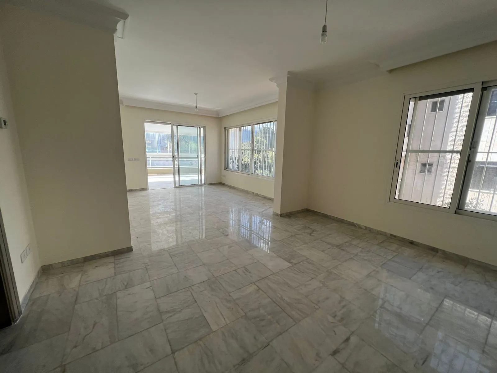 Spacious 300 SQM Apartment for Rent In Adma — الصورة 4