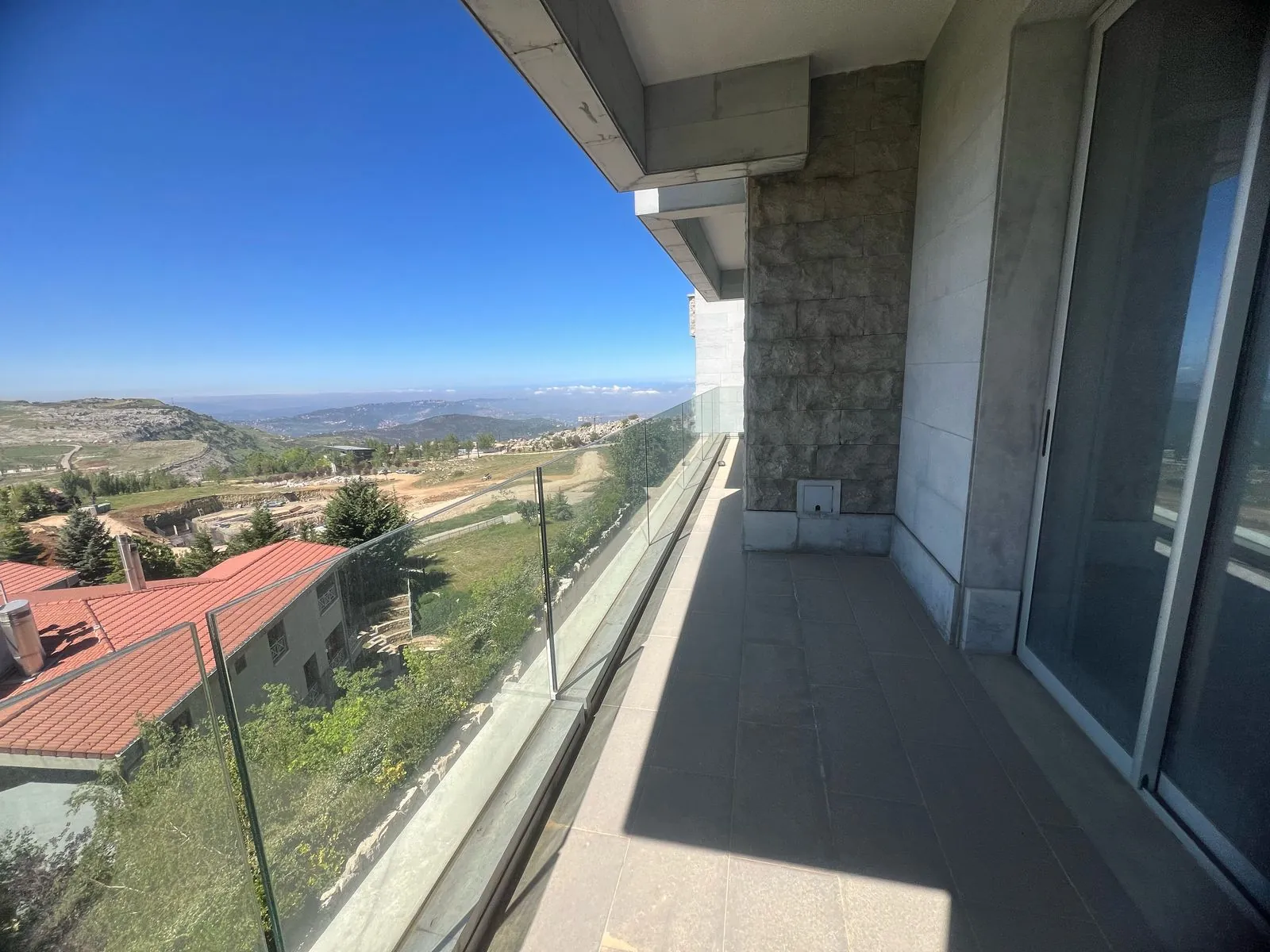 Luxurious Town House For Sale in Faqra Club with a Spacious Terrace — الصورة 4