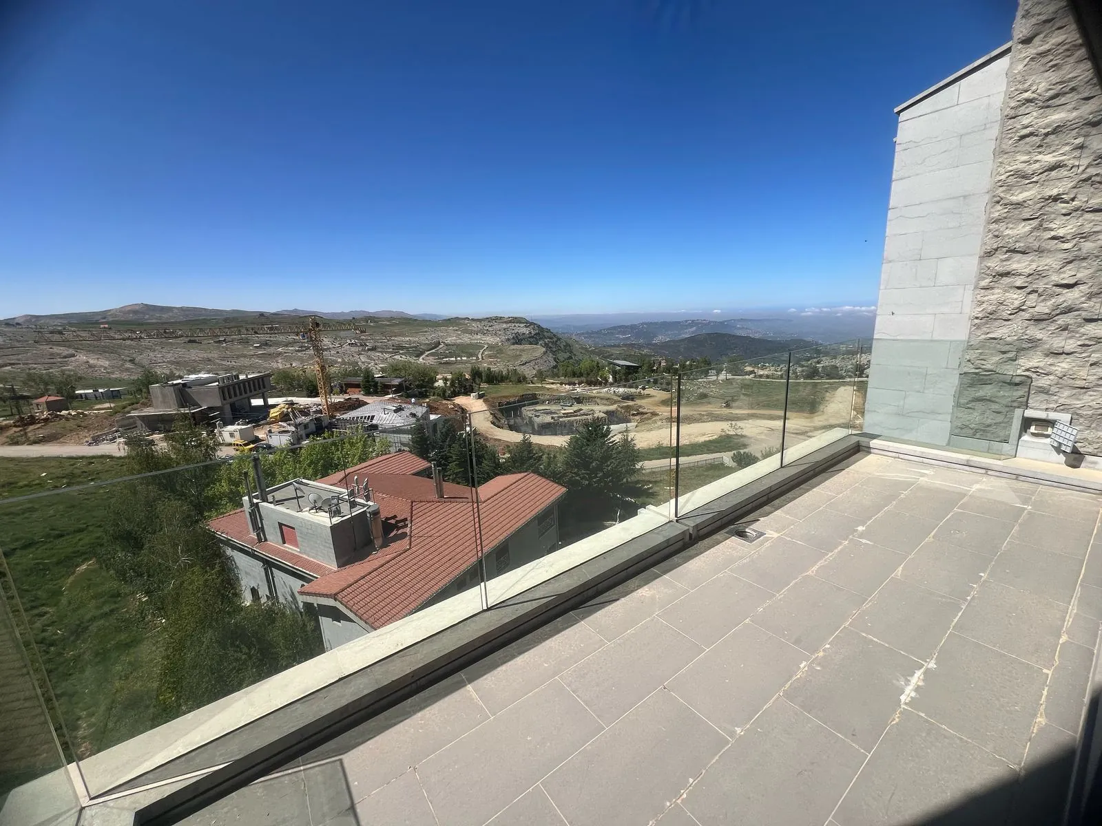 Luxurious Town House For Sale in Faqra Club with a Spacious Terrace — الصورة 5
