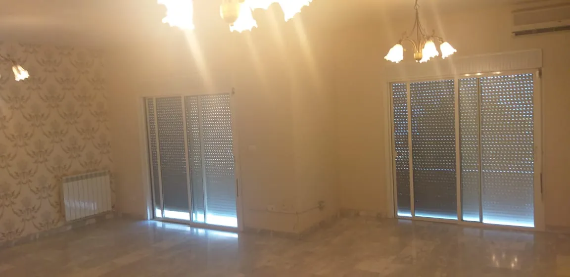Well Located Apartment For Rent in A Calm Area of Ain Saade — الصورة 5