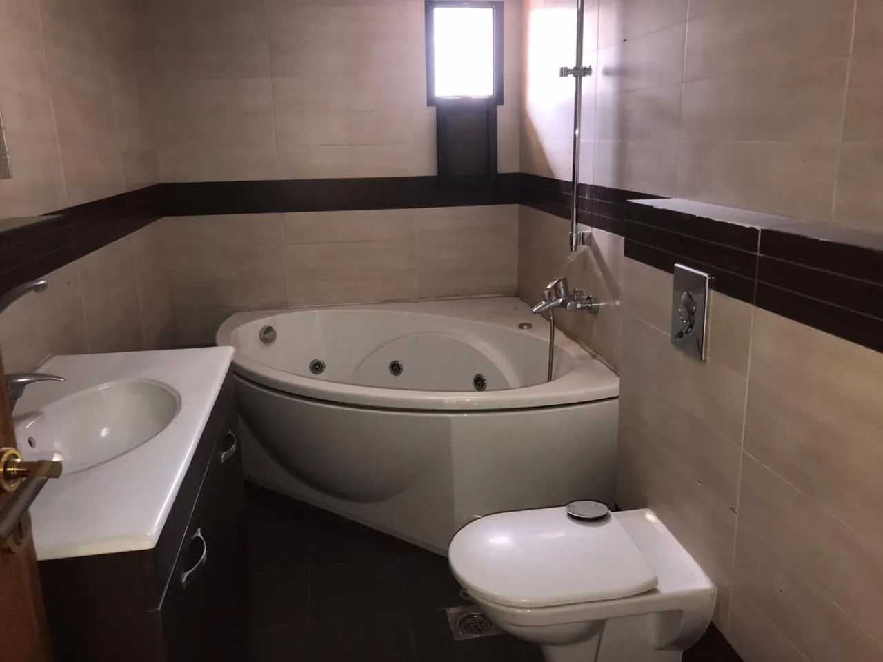 Building for Rent in Hazmieh — الصورة 7