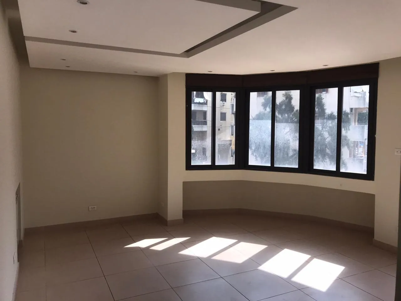 Building for Rent in Hazmieh — الصورة 9