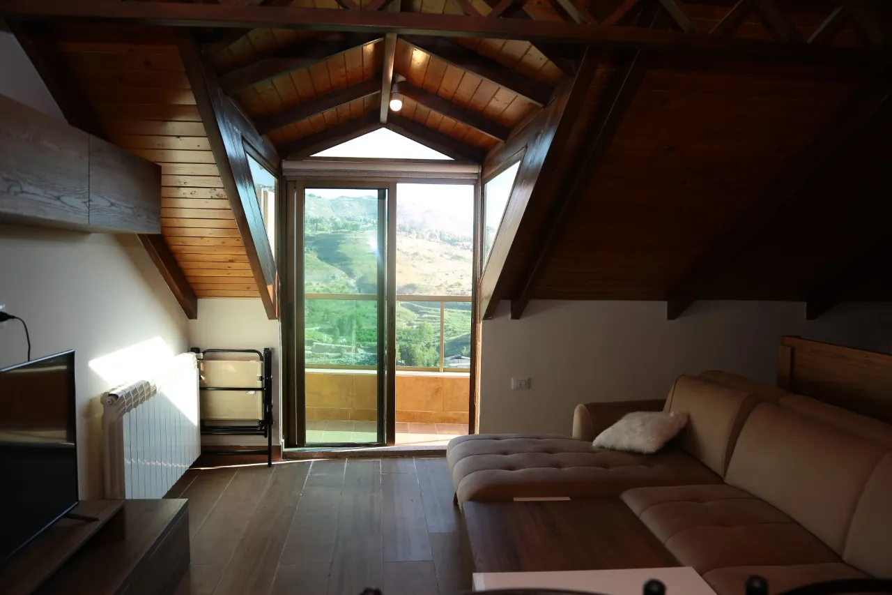 Furnished Chalet with Panoramic Mountain View for Rent in Chabrouh, Faraya — الصورة 8